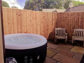 Dawel Lodge with Hot Tub and Logfire